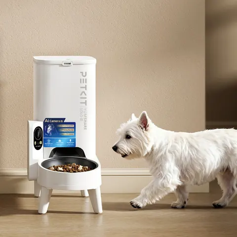 Dog beside a PETKIT YumShare Solo 2 feeder, manufacturer photograph