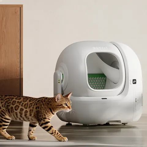 PETKIT Purobot Max Pro with a cat, manufacturer lifestyle photograph